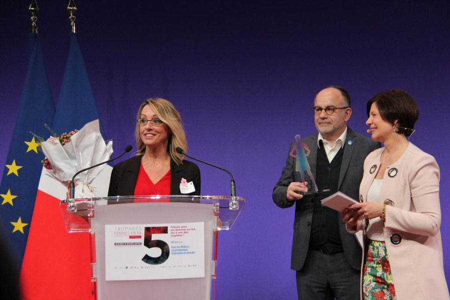 Florence Simon Gaultier s'est vue remettre son prix par Eric Blanchet, directeur général de Ladapt et Dominique Du Paty, fondatrice d'Handiréseau. - Droits réservés Florence Simon Gaultier s'est vue remettre son prix par Eric Blanchet, directeur général de Ladapt et Dominique Du Paty, fondatrice d'Handiréseau.