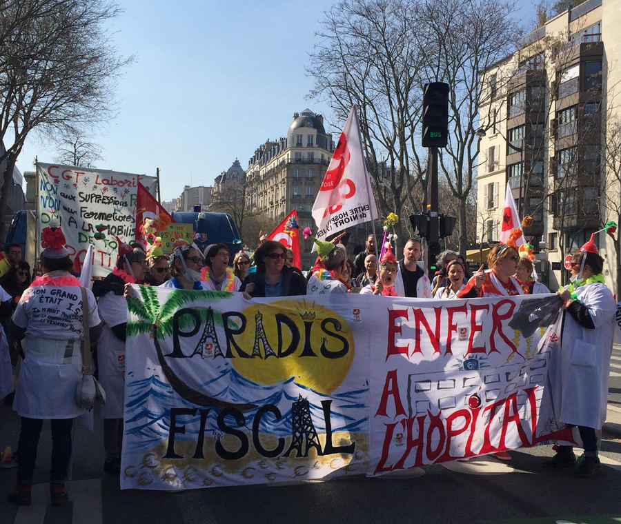 Le cortège de manifestants pour défendre la psychiatrie se dirige vers la place de la République à Paris. - Droits réservés — Hospimedia Le cortège de manifestants pour défendre la psychiatrie se dirige vers la place de la République à Paris.