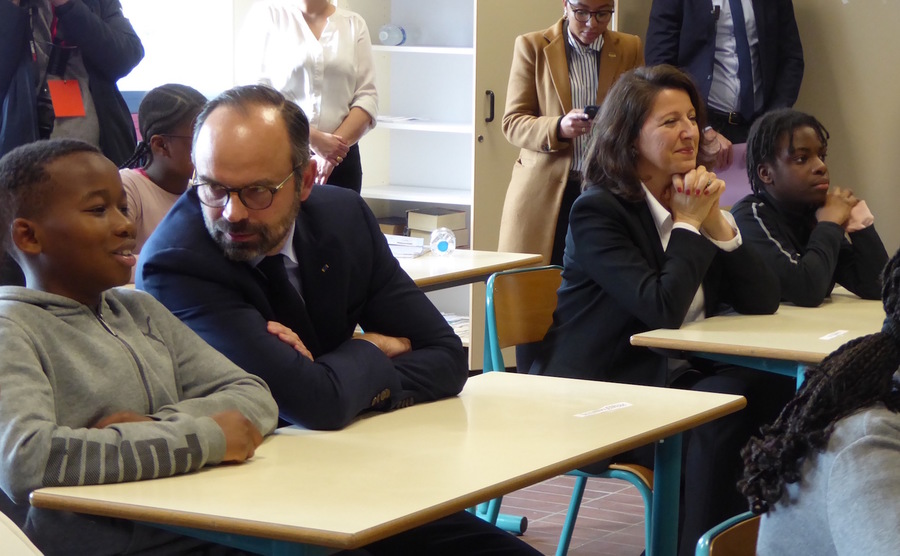 Dans une classe de 5e du collège de Noisiel, le Premier ministre, Édouard Philippe, et la ministre de la Santé, Agnès Buzyn, assistent à une intervention d'étudiants en santé sur les bonnes pratiques alimentaires. - Droits réservés — Hospimedia Dans une classe de 5e du collège de Noisiel, le Premier ministre, Édouard Philippe, et la ministre de la Santé, Agnès Buzyn, assistent à une intervention d'étudiants en santé sur les bonnes pratiques alimentaires.