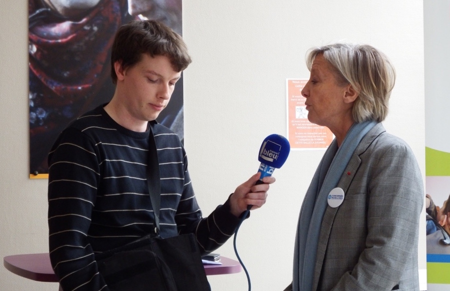 Louis Fiatte, autiste Asperger suivi par le dispositif Pass P'As en stage à France Bleu Nord, interroge Sophie Cluzel sur la stratégie autisme. - Droits réservés — Hospimedia Louis Fiatte, autiste Asperger suivi par le dispositif Pass P'As en stage à France Bleu Nord, interroge Sophie Cluzel sur la stratégie autisme.