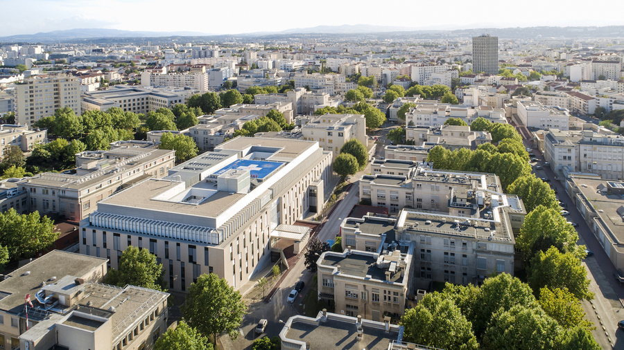 Le nouveau pavillon H de l'hôpital Édouard-Herriot dispose en toiture d'une hélistation, l'une des clés de voûte du "trauma center". - Droits réservés — Cabinet Remon / Sergio Grazia Le nouveau pavillon H de l'hôpital Édouard-Herriot dispose en toiture d'une hélistation, l'une des clés de voûte du "trauma center".