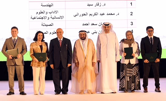 حاكم الشارقة يكرم الدكتور الحوراني من اليرموك حاكم الشارقة يكرم الدكتور الحوراني من اليرموك