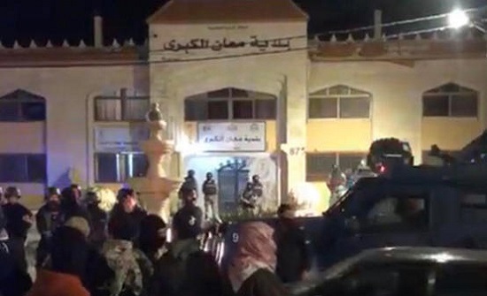 انتشار امني كثيف امام بلدية معان انتشار امني كثيف امام بلدية معان