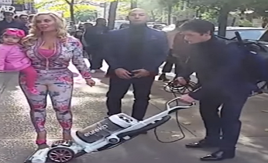 بالفيديو : امرأة تستأجر رجلا لكنس الشارع أثناء سيرها بالفيديو : امرأة تستأجر رجلا لكنس الشارع أثناء سيرها