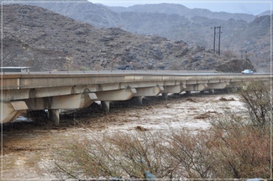 السيول القوية تحاصر المركبات وتعزل الكورة