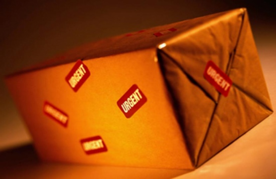 احباط تهريب دولارات وقطع ذهبية مزيفة بطرد بريدي