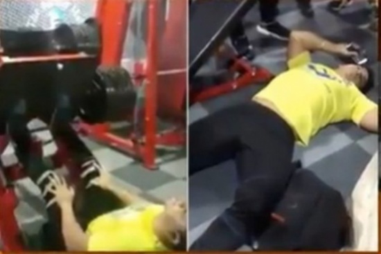 فيديو| 3 ملايين شخص شاهدوا هذه اللحظات المروّعة .. حاول رفع أثقال بقدميه فوقع المحظور! فيديو| 3 ملايين شخص شاهدوا هذه اللحظات المروّعة .. حاول رفع أثقال بقدميه فوقع المحظور!