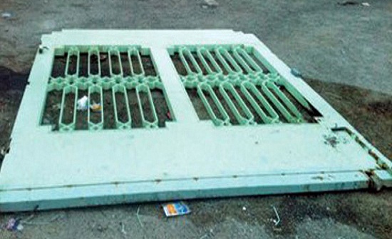 المفرق : وفاة طفلة ركضت لمشاهدة والدها فسقط عليها باب كراج