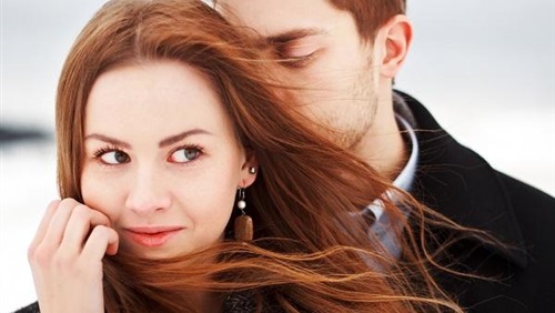 كيف تكونين جذّابة في عين الرجل؟