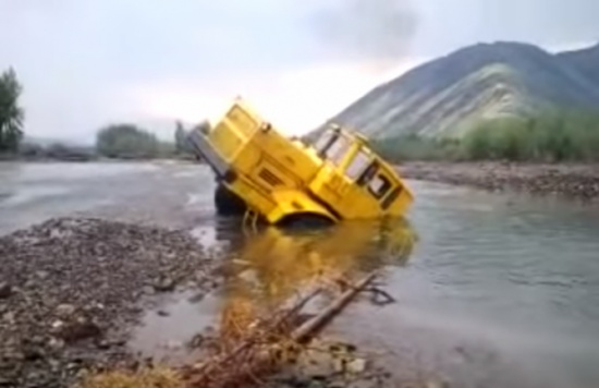 شاهد... شاحنة تخرج من تحت الماء بعد غرقها !