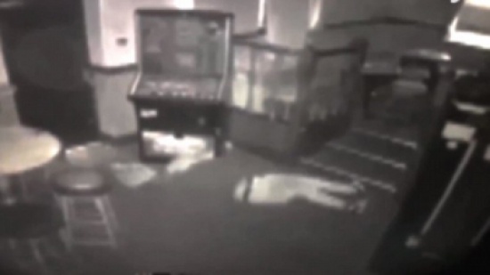 شاهد.. لص يزحف على بطنه كـ الدودة للسرقة