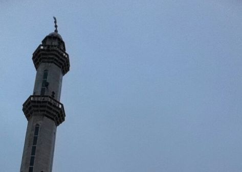 هلال مئذنة يشكل خطراً.. ولا أحد يستطيع الوصول له (صور)