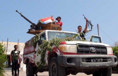 مسلحون قبليون يطردون حوثيون ويزيلون نقاط تفتيش تابعة لهم بعد أسر 6 منهم وسط اليمن