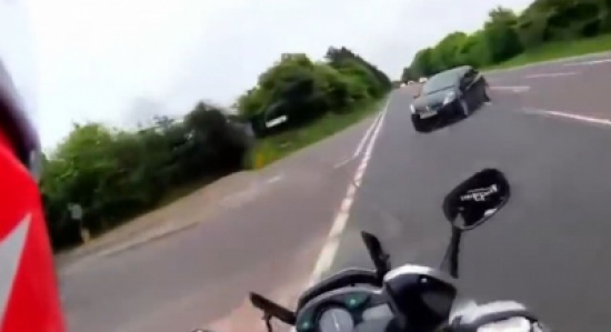 شاهد..سائق دراجة يوثق لحظة وفاته!