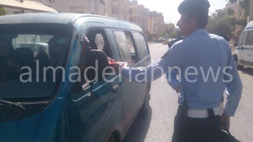 بالصور : شرطة السير في عمان توزع حلوى العيد على المواطنين بالصور : شرطة السير في عمان توزع حلوى العيد على المواطنين