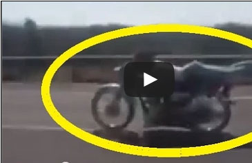 بالفيديو .. مخاطر يركب دراجة نارية وهو منبطح