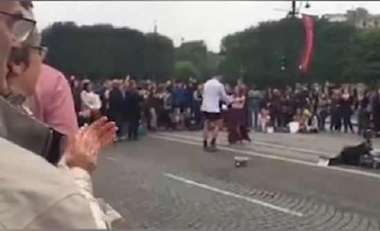 بالفيديو: شاب يتحدى صديقه في طلب فتاة لا يعرفها للرقص