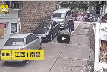 شاهد..  عروس تلقي بنفسها من شباك شقتها بفستان الزفاف