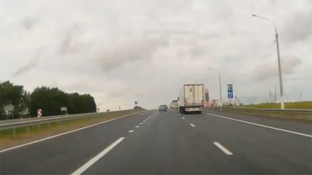 حادث غير متوقع لسيارة تقفز من الطرف المقابل