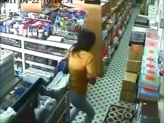 شاهد: كيف أخفت هذه الفتاة المسروقات أسفل ملابسها