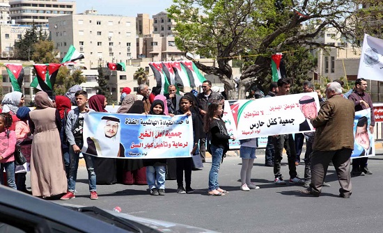 مسيرة حاشدة امام مجلس الامة دعما لمواقف الملك تجاه المقدسات مسيرة حاشدة امام مجلس الامة دعما لمواقف الملك تجاه المقدسات