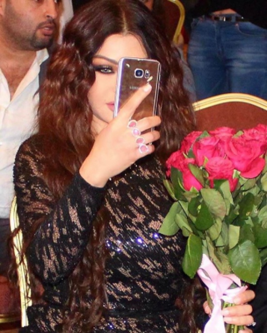 بالفيديو- معجب بهيفاء وهبي يدفعها إلى وقف تصوير مسلسلها والعودة إلى بيروت لـ24 ساعة… شاهدوا ماذا فعل بالفيديو- معجب بهيفاء وهبي يدفعها إلى وقف تصوير مسلسلها والعودة إلى بيروت لـ24 ساعة… شاهدوا ماذا فعل