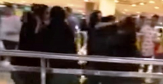 عبارة طريق يا خالة تتسبب بمشاجرة 4 سعوديات بالأحذية والطفايات في أحد المولات عبارة طريق يا خالة تتسبب بمشاجرة 4 سعوديات بالأحذية والطفايات في أحد المولات