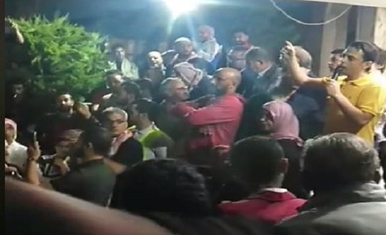 بالصور : وقفة احتجاجية امام النقابات في إربد