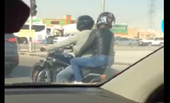 بالفيديو .. لأول مرة : فتاة تركب خلف شقيقها على دراجة نارية بالرياض بالفيديو .. لأول مرة : فتاة تركب خلف شقيقها على دراجة نارية بالرياض