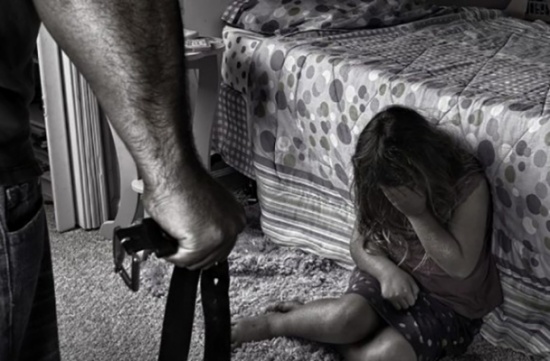 يجوعان ابنتهما ويجبرانها على النوم بحوض الاستحمام..والسبب غريب!