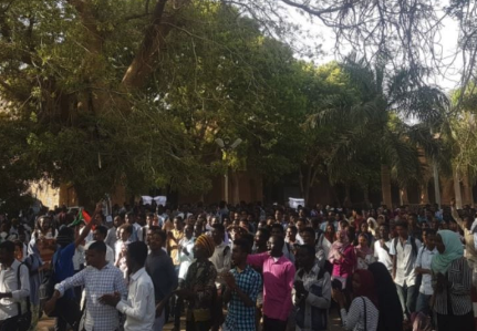 الحكومة السودانية : المظاهرات السلمية انحرفت عن مسارها وتحولت إلى نشاط تخريبي