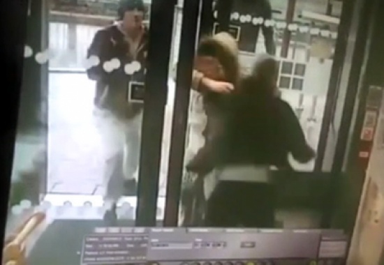 شاهد.. رجل يعتدي على امرأة