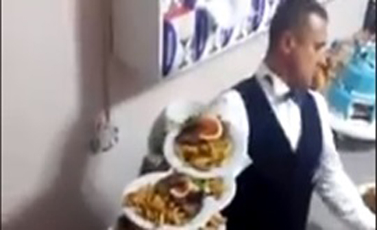 «بالفيديو: جرسون» يحمل عددا غير متوقع من الأطباق على ذراعه