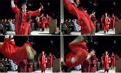 محتفلاً بتخرّجه من الجامعة!