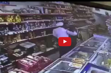 شاهد.. شرطي يسرق هاتف زبون داخل سوبر ماركت بالعراق