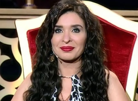 دينا تهز «الكاف» على «واحدة ونص» دينا تهز «الكاف» على «واحدة ونص»