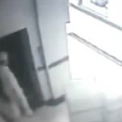 بالفيديو.. لحظة سقوط عامل داخل بئر مصعد بالفيديو.. لحظة سقوط عامل داخل بئر مصعد