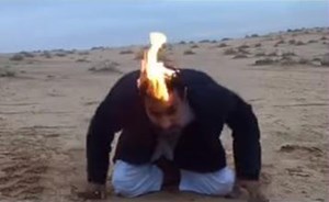 بالفيديو.. شاب يشعل النار بشعره لتصوير مقطع فكاهي.. فكاد يفقد حياته حرقاً بالفيديو.. شاب يشعل النار بشعره لتصوير مقطع فكاهي.. فكاد يفقد حياته حرقاً