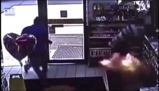 انفجار سيجارة إلكترونية في جيب شخص - فيديو انفجار سيجارة إلكترونية في جيب شخص - فيديو