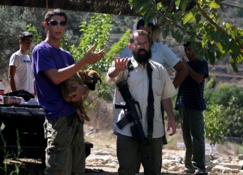 مستوطن يفشل باختطاف شاب فلسطيني في نابلس مستوطن يفشل باختطاف شاب فلسطيني في نابلس