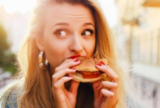 ضغط الامتحانات يدفع الطلاب إلى "fast food" ضغط الامتحانات يدفع الطلاب إلى "fast food"