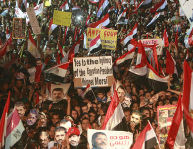 أنصار مرسي يحطمون سيارتين جنوب القاهرة ويقطعون شارعاً رئيسياً بشمالها