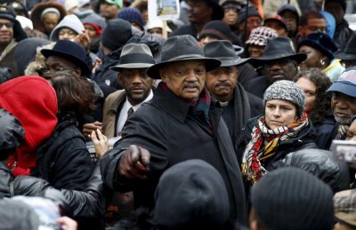 جيسي جاكسون يدعو لاستقالات بسبب إطلاق النار في شيكاغو على شاب أسود