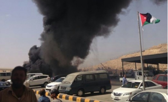 حريق كبير في المنطقة الحرة في الزرقاء حريق كبير في المنطقة الحرة في الزرقاء