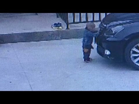 بالفيديو.. سائق ينشغل بهاتفه ويدهس طفلا تحت عجل سيارته