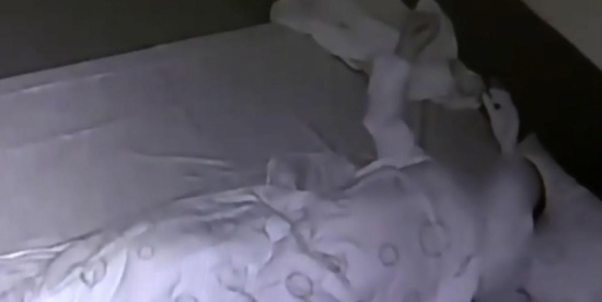 شاهد.. بسبب مايفعله بها ليلاً على السرير.. هددت زوجها بالطلاق !