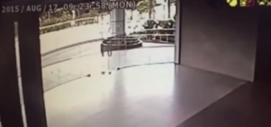 شاهد.. شبح يفتح باب زجاجي ويكسره