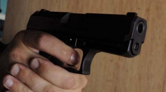 أطلق النار على نادل قدّم له بقايا طعام أطلق النار على نادل قدّم له بقايا طعام