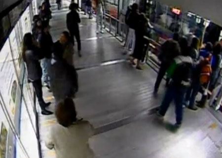 لص حاول السرقة فدهسته حافلة