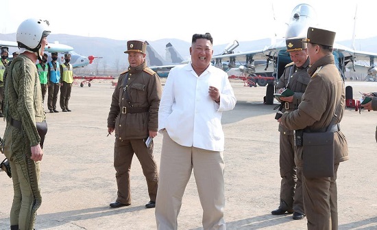 صور لزعيم كوريا طفلاً.. مراهق شرس يركل ويبصق على زملائه